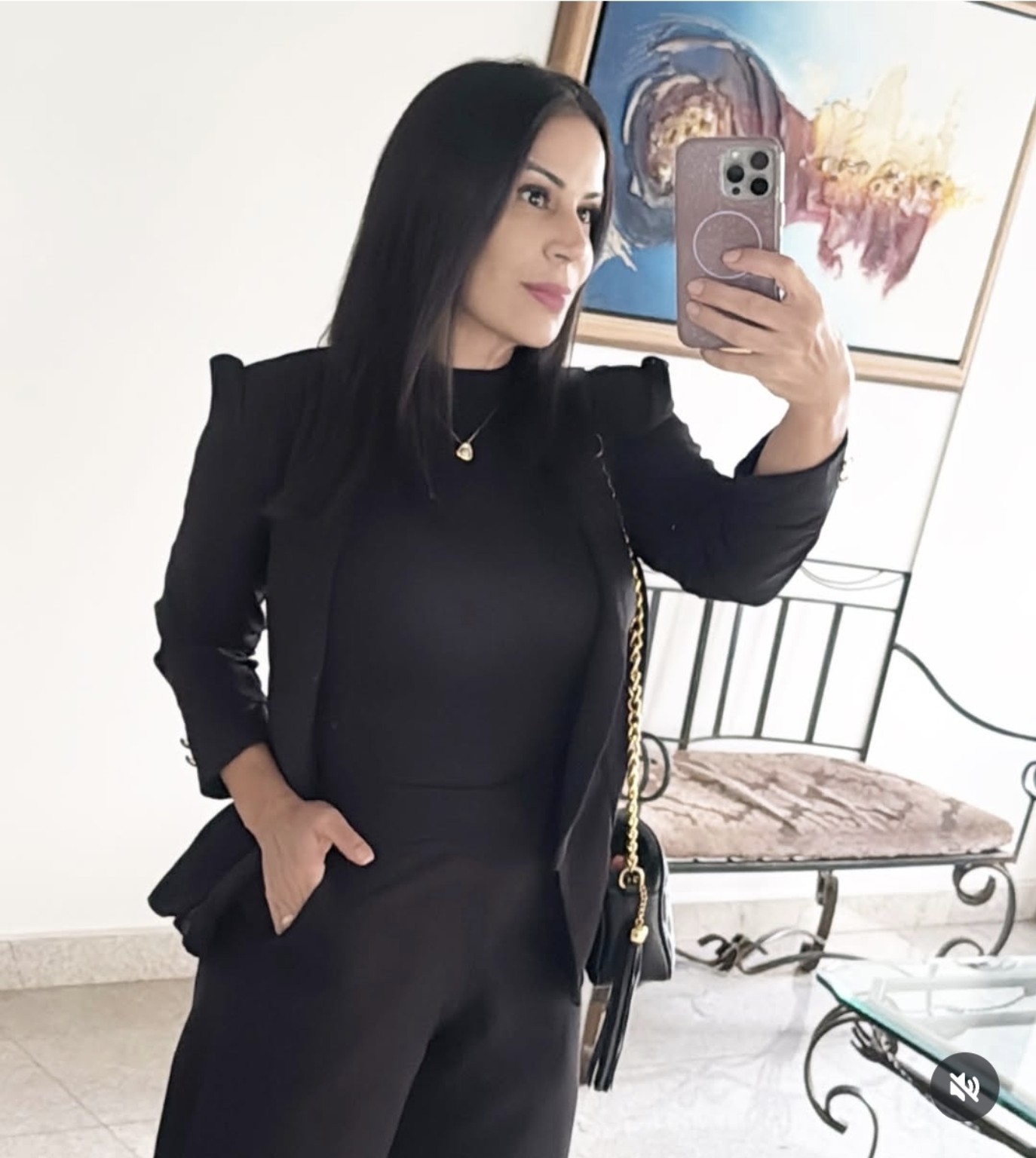 Juliana Mazza, usando um look preto